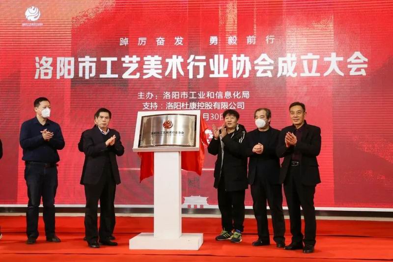 大唐李治國(guó)牡丹瓷創(chuàng)始人李治國(guó)被選舉擔(dān)任洛陽市工藝美術(shù)行業(yè)協(xié)會(huì)副會(huì)長(zhǎng)